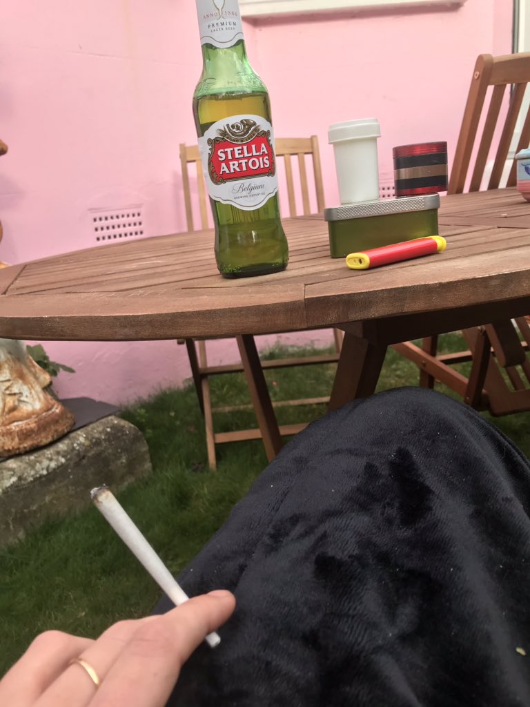 Sydneynewman20's tweet photo. Chilled Saturday I won’t lie I’m actually excited to do nothing  😅👌🏼#chilled #beer #joint #stonergirl #BlazeUp #AlwaysDank #ganja #High #MaryJane #LegalizeIt https://t.co/ZPGlB1P0Na