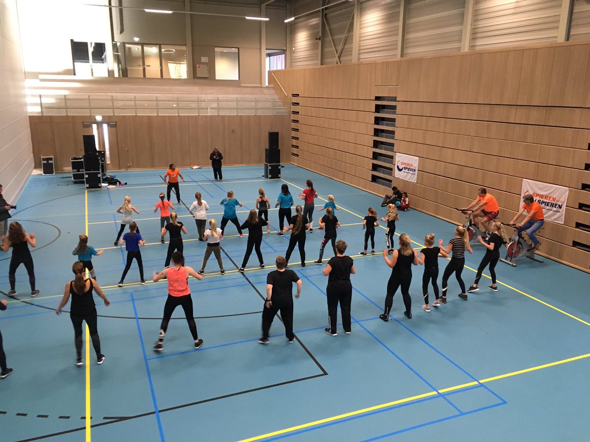 Inmiddels danst iedereen vol enthousiasme mee met de hoofdact Everybody dance now!!!  <a href="/TopFitHoogeveen/">Top Fit Hoogeveen</a> <a href="/SpierenvSpieren/">Spieren voor Spieren</a> #wintertijdchallenge