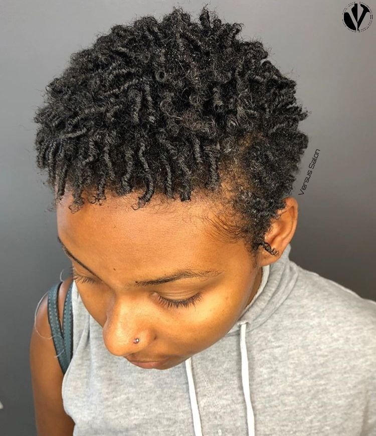 VersusSalon's tweet image. #VersusTipsandTricks : Fingercoil your curls for a longer-lasting style and increased definition! This is one of our go-to styles on rainy days so our curly clients can avoid frizz! #VersusCurls by Corvette