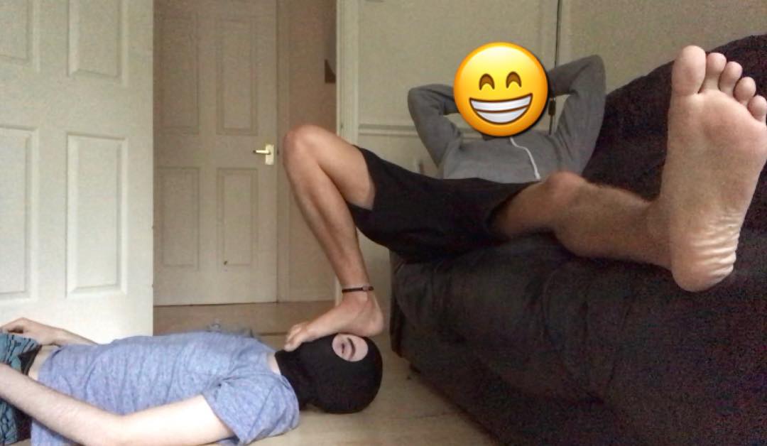 MasterMaxWorld's tweet photo. So twitter, if you wanna see a video of a little foot slave sniffing my perfect soft feet hit me with a RETWEET now!!💪🏽😈 #footmaster #footslave #footfetish #alpha #malefeet #perfectfeet https://t.co/ChQMVgsxwc