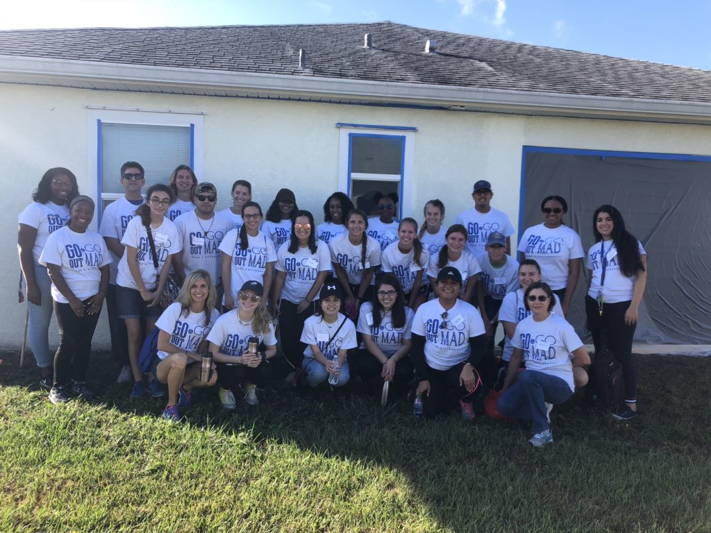 jrhea_jane's tweet photo. Amazing FGCU students painting houses with Habitat for Humanity for FGCU’s Make a Difference Day! #FGCUgoMAD #EaglesLove2Serve https://t.co/gk8D0J6To3