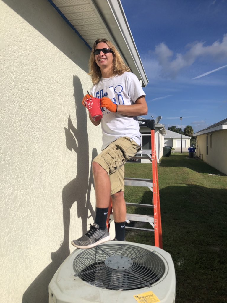 jrhea_jane's tweet photo. Amazing FGCU students painting houses with Habitat for Humanity for FGCU’s Make a Difference Day! #FGCUgoMAD #EaglesLove2Serve https://t.co/gk8D0J6To3