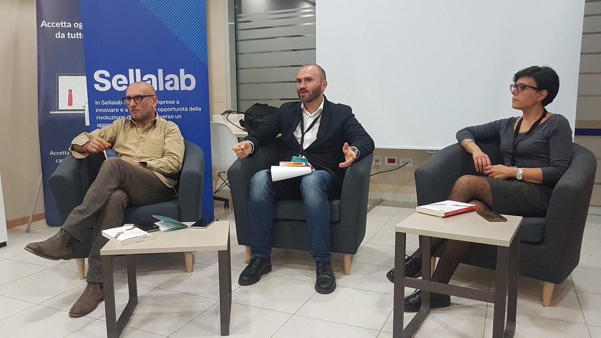 A <a href="/convsulfuturo/">Conversazioni sul Futuro</a> la presentazione del libro-intervista "Prossimi Umani". Robotica, #AI e bioingegneria, riusciremo a vincere le sfide dell'innovazione tecnologica innescata? Il giornalista @1danyda dialoga con gli autori <a href="/MariaFrega/">Maria Frega</a> e <a href="/F_DeFilippo/">Francesco De Filippo</a> presso <a href="/sellalab/">Sellalab</a>.
#sulfuturo