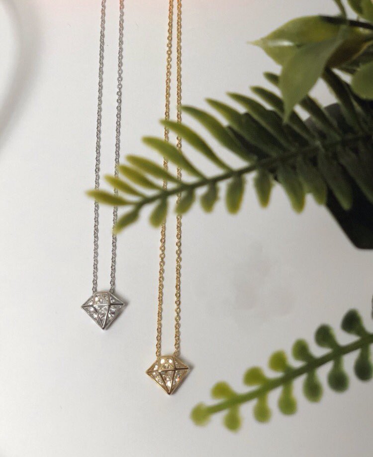 shop_Deesign's tweet photo. فِ عُنقي سِلسال وفِ قلبّي هو💛💛. https://t.co/OgogEgKTFM