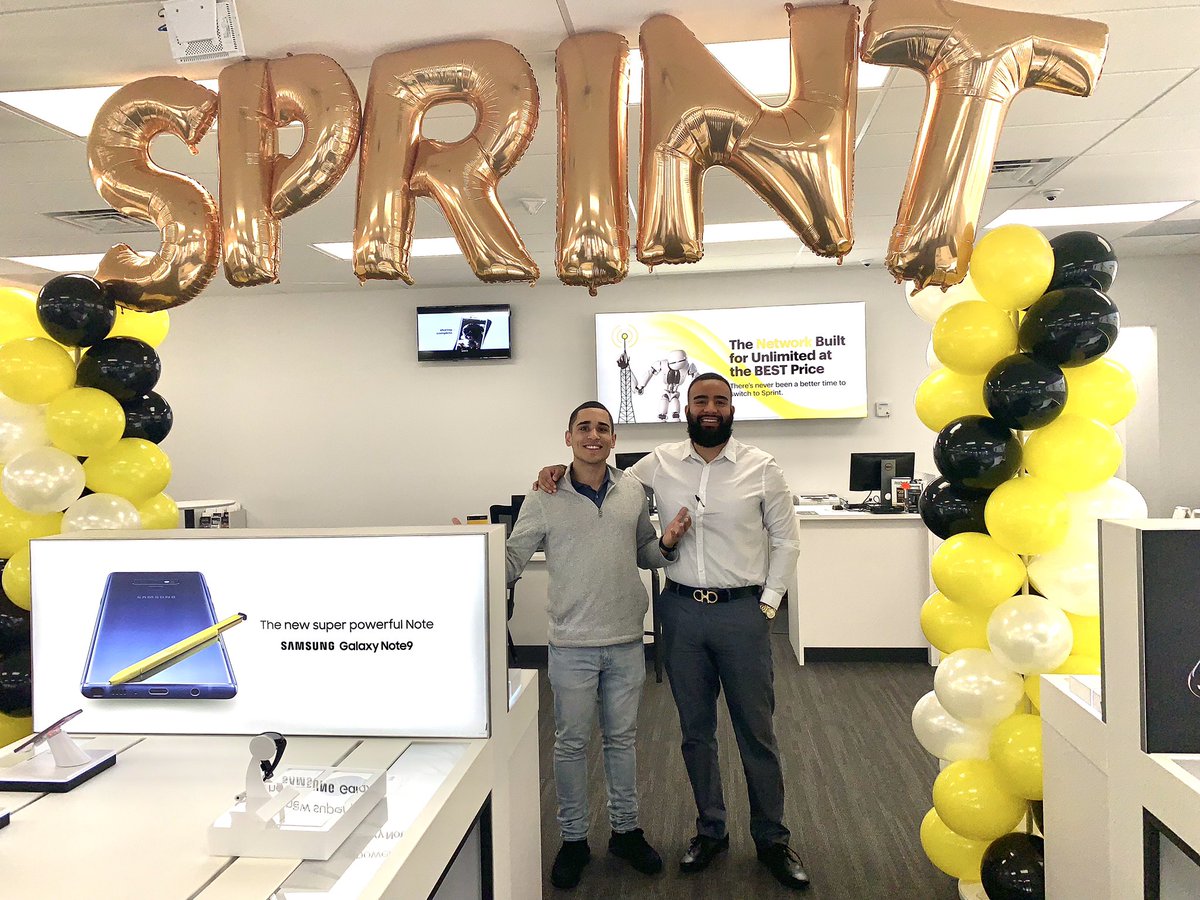 sprintstore1296's tweet photo. Our own Mario &amp; Luigi are waiting for you! Come on in! #sprint #SPRINTacular #grandopening #sprintway @SprintSouthEast @JROSELL01 @sprintstore1296 https://t.co/cDlPVhj2xV