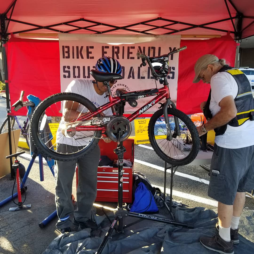 DemondFernandez's tweet photo. Joing neighbors, this morning, for DPD's RedBird Outreach Center's #ROCing RedBird community bike ride #WFAA https://t.co/QrfFwvkz7Q