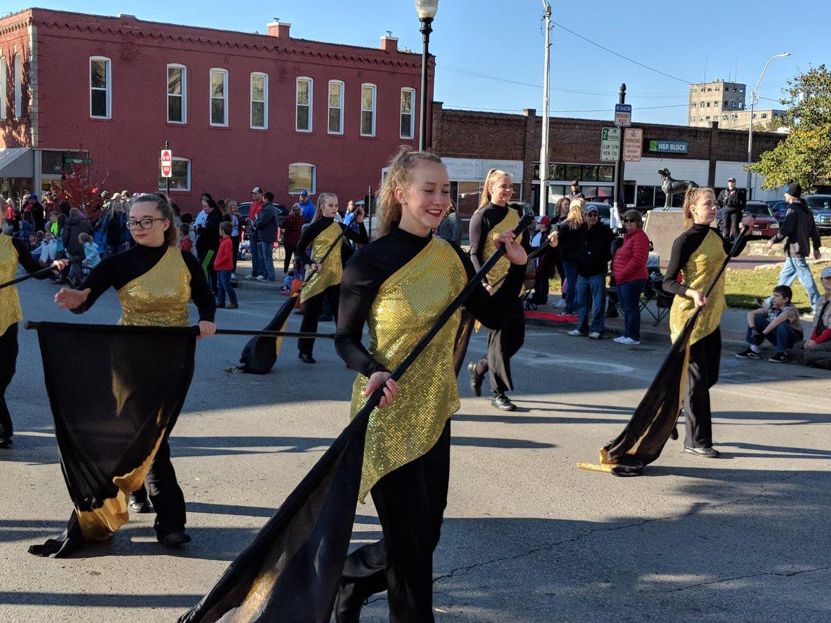 LeetonSchool's tweet photo. Lee-What!?!? LEETON! Representing at the UCM Homecoming Parade! #LeetonBulldogs #LHSPride #rocktheyear https://t.co/jyIfiWvh69