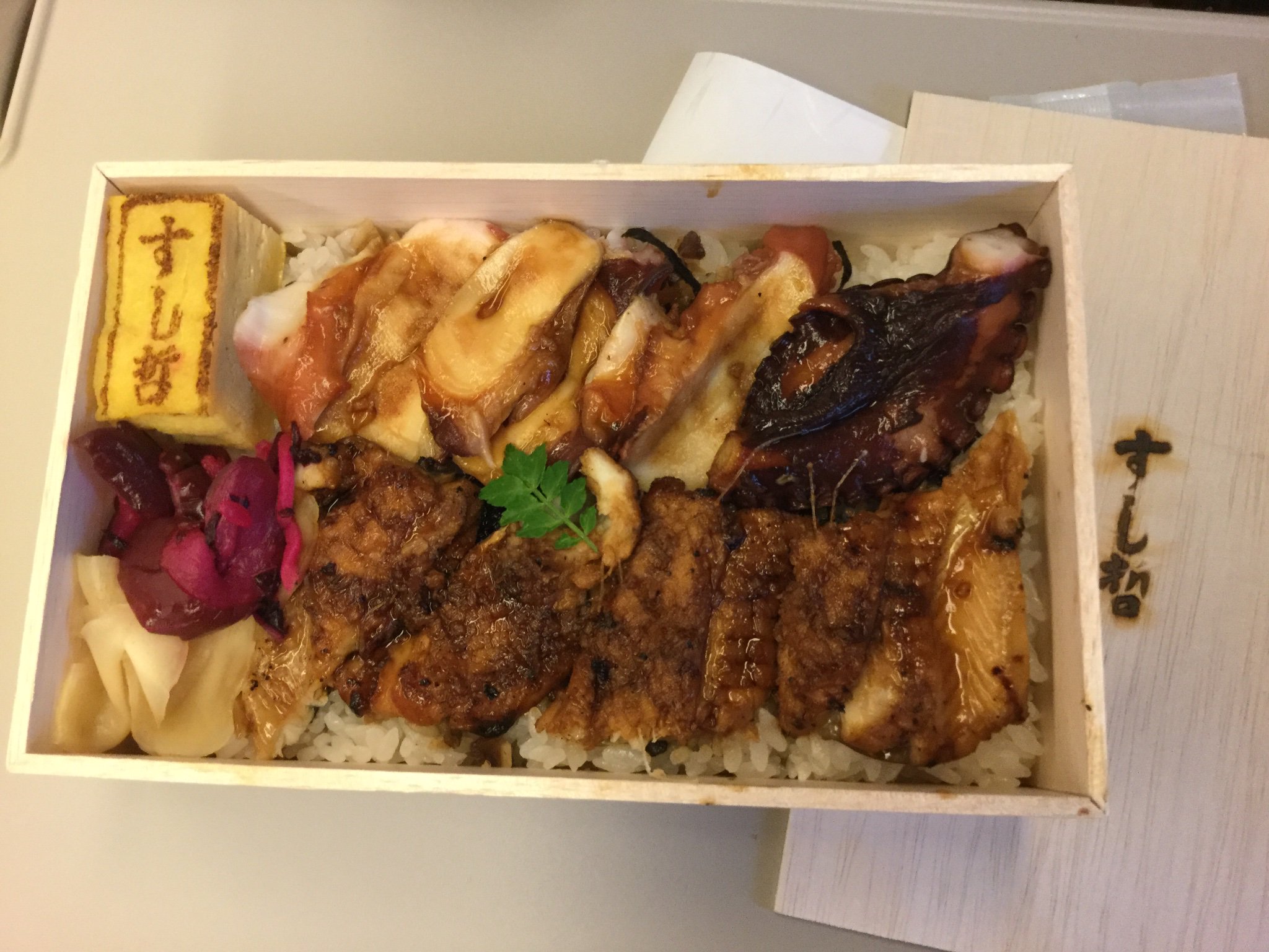 阿曽山大噴火 すし哲の ふんわりあなごとやわらか煮たこ 弁当 が美味い弁当の中で歴代１位 実家から帰る時にたまに購入する超贅沢品 こんなに柔らかなタコは他に無いはず 仙台駅か塩釜の本店に行くしか T Co Gpsbj3xymq Twitter
