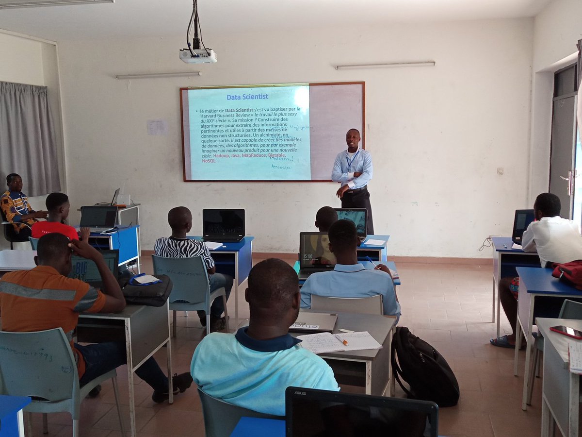 journeeducode's tweet photo. Big data in cybersecurity développé par Moderand Amoussou. #J2Code2018 #MaintenantCodons https://t.co/qNN7GfPWo5