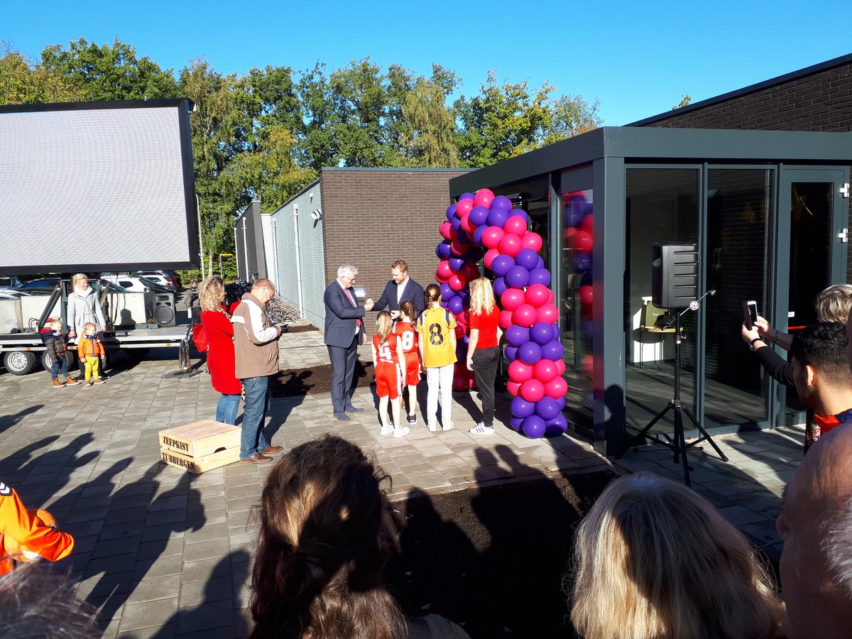 Vandaag is het prachtige Sportcentrum De Vlaskoel officieel geopend! Dat we daar met elkaar net zoveel mooie sportieve, gezellige en mooie momenten mogen meemaken als in de Verdegaalhal. <a href="/Dynamotubbergen/">Dynamo Tubbergen</a> #trots