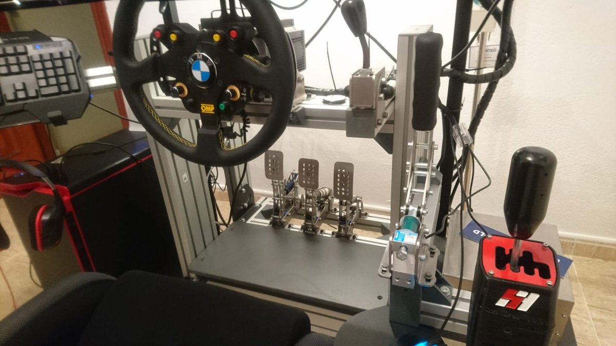md30_simracing's tweet photo. Javier amigo de la escuderia vende simulador completo solo estrenado comprado 2018 compuesto de :
Volante :OSW Augury con seta
Dos volantes :Omp Customs cockpits; modelo KR135 EVO con soporte teclado Soporte Simuncube/Base OSW +Soporte HEADSET/visor Vr + Bandeja para ratón 1/2 https://t.co/ssQ4HBWyZa