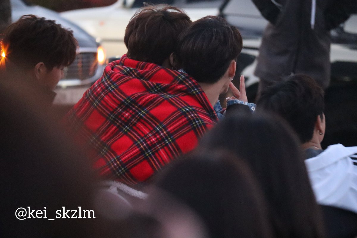 BesidesLeeknow_'s tweet photo. ชิปคู่นี้ด้วยได้มั้ยยยยยยย มันดีอะ ความรักเค้าอัดแน่นกันอยู่หลังกล้อง55555555

#Leeknow #changbin  #ChangKnow #Straykids https://t.co/vkZ4W4B3ur