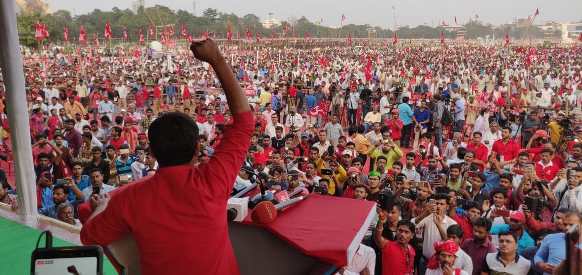 A minimum of 1 lac people at#UnityRally in Patna 
CPI shared the stage with Congress, RJD, NCP, CPIM, CPIML, HAM,Loktantrik Janta Dal. 
And thats #Kanhaiya in red with his back to camera
