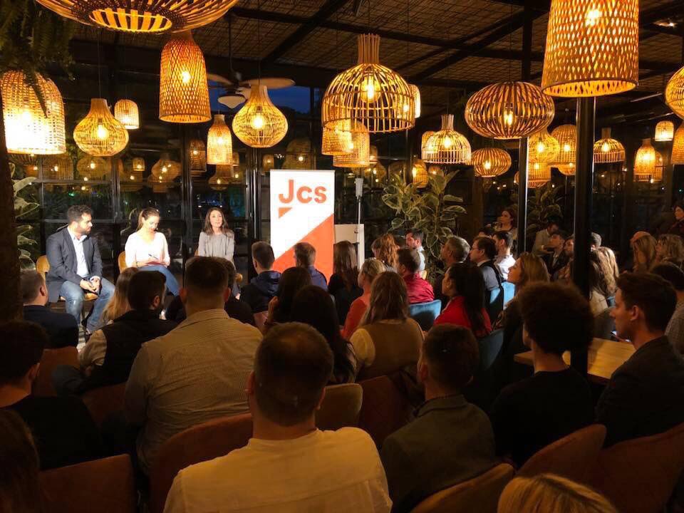 isabelalbas's tweet photo. Gracias a @MelisaRguezCs  @MonicaMoreno_Cs @francarrillog y a @jovenesCs por el magnífico acto celebrado ayer en #CórdobaEsp.  #proyecto #equipo #ilusión #ElCambioVieneYa a #Andalucia 🍊🍊🍊🍊🍊🍊 https://t.co/ZJGiTVPhGT
