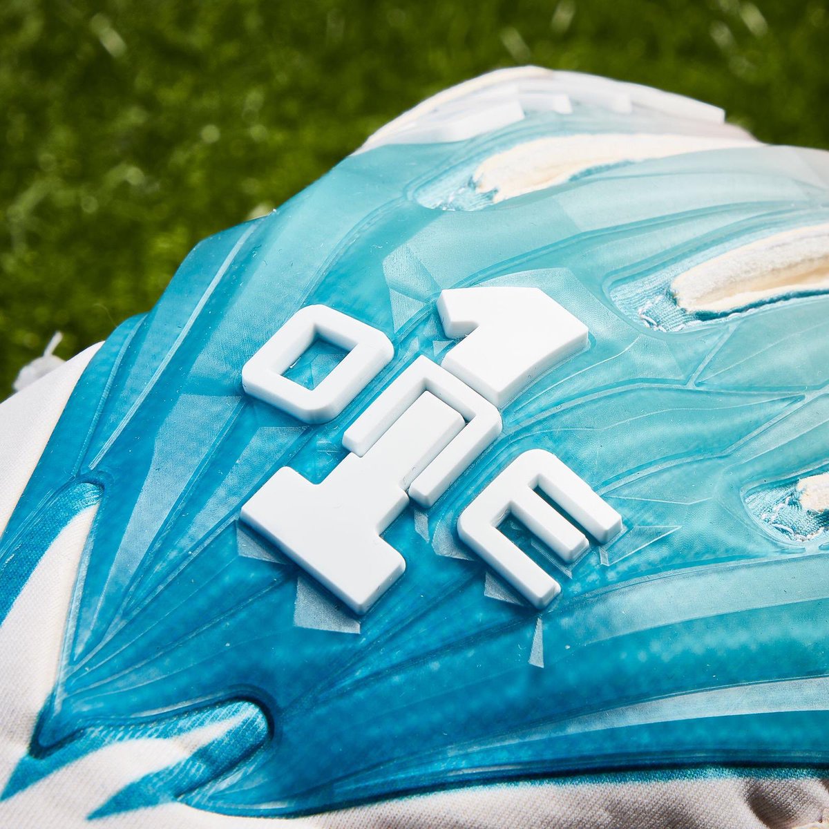 TheOneGloveCo's tweet photo. The Geo 2.0 range has a full sublimated silicon backhand. This stunning effect really gives the Geo look that added edge.

Flexible and lightweight allows you move your hand with ease when making those match winning saves https://t.co/5RxuVzzWYE