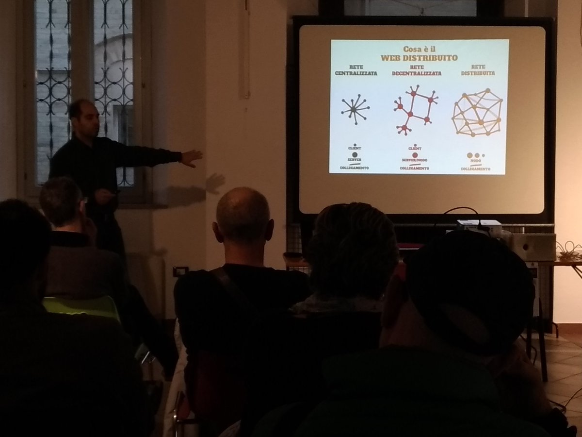 MarcoAlici's tweet photo. Il Web distribuito. @federicomassi #FermoLUG #linuxday2018 https://t.co/LN4595gO3R