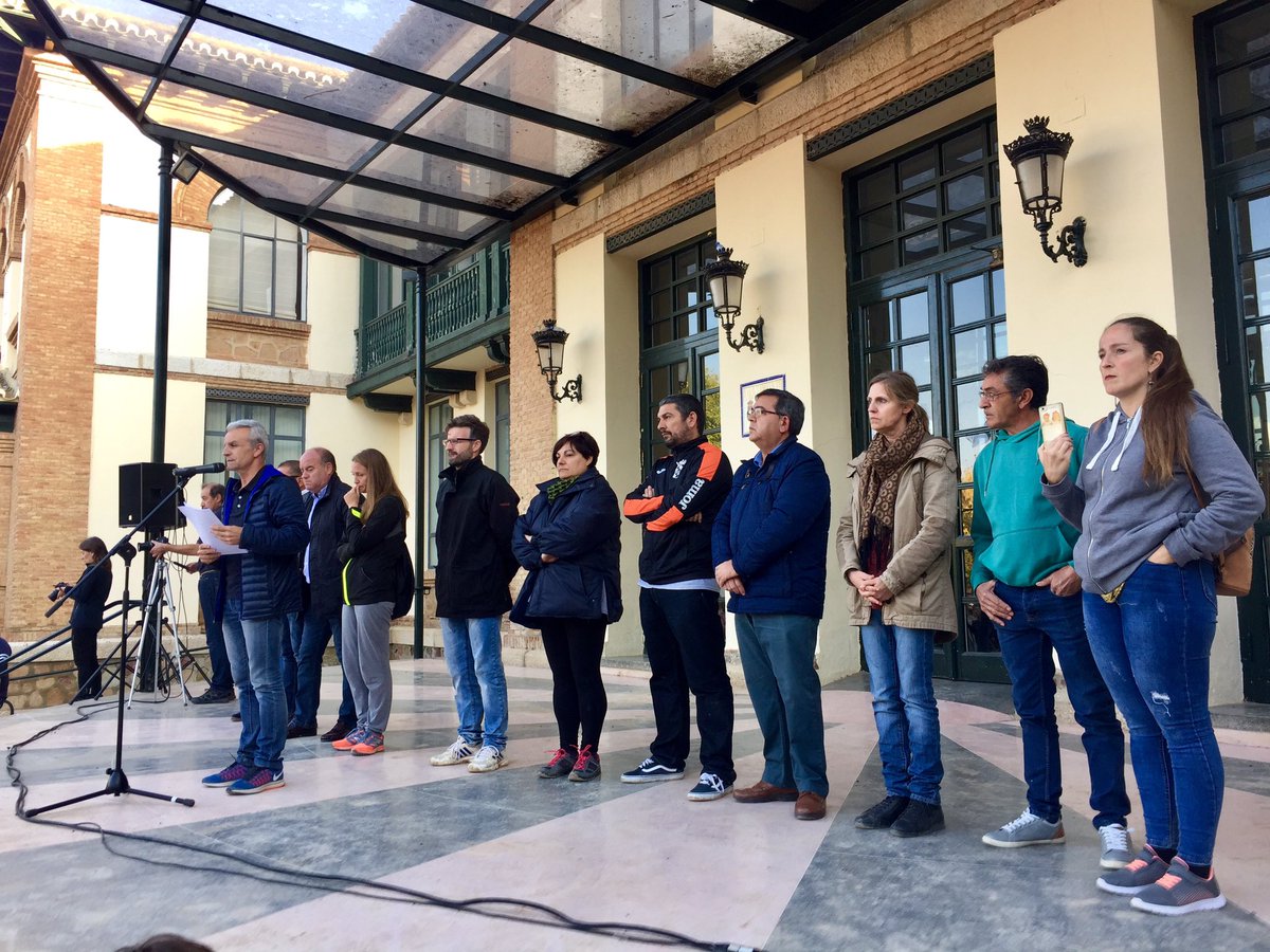 AytoCampillos's tweet photo. #Campillos se concentra en la Explanada del Ayuntamiento para la asamblea informativa convocada por el Ayuntamiento para reclamar la declaración como zona catastrófica a Campillos y los municipios afectados por las inundaciones del pasado fin de semana https://t.co/m7pUtLWKuY
