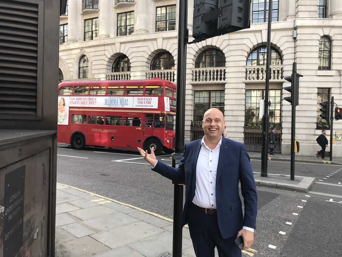 Presentatie over ons <a href="/skin_2nd/">2nd skin®</a> concept in Londen mogen geven bij <a href="/JLL/">JLL</a> london. 
Samen met Joost de Vos en Martijn Boon  BIK Bouw met mensen vanuit heel Europa sparren over verduurzaming woningen.
Dank aan <a href="/JLL/">JLL</a>, <a href="/HSBC/">HSBC</a> en <a href="/ClimateKIC_BTA/">BTA</a> 
Dank Londen en snel tot ziens!