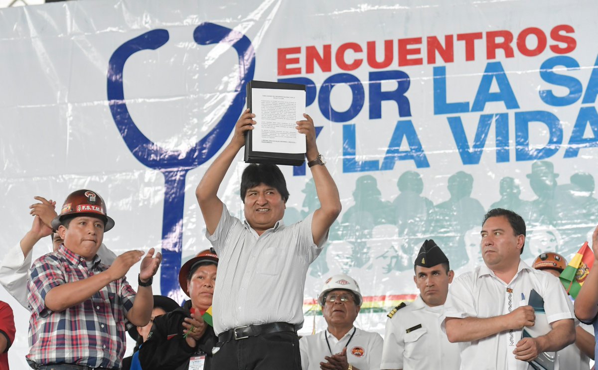 evoespueblo's tweet photo. Ante una masiva concurrencia, participamos de la clausura del Encuentro Nacional por la Salud y la Vida, en Sacaba. Recibimos 44 conclusiones consensuadas por los participantes del área salud de toda #Bolivia, para la elaboración de una Ley del Sistema Único de Salud para el país https://t.co/Sq2fYocJgX