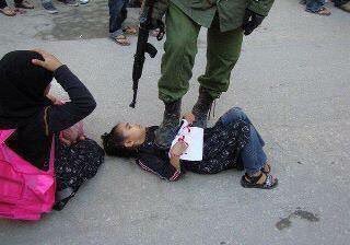 FarzanaYousaf8's tweet photo. A uniqe story of #BRUTALITY .How EndianArmy is #TOURTURING a littel girl infront of her mother 😡😭 https://t.co/aG3Zb4gLY5