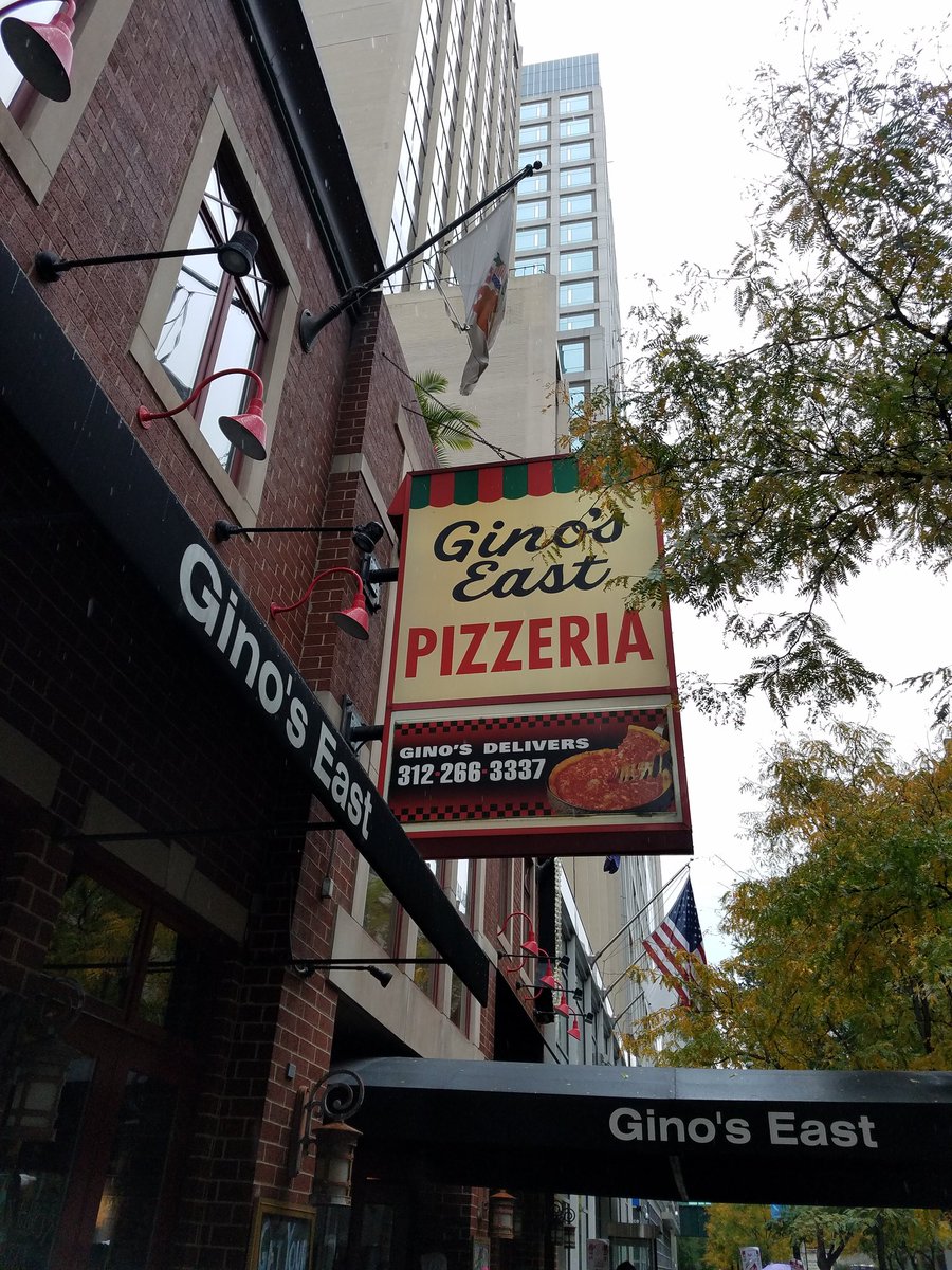 scottmoore730's tweet photo. #Chitown  @GinosEastPizzas 🤤🍕 https://t.co/WxCJQUdHus