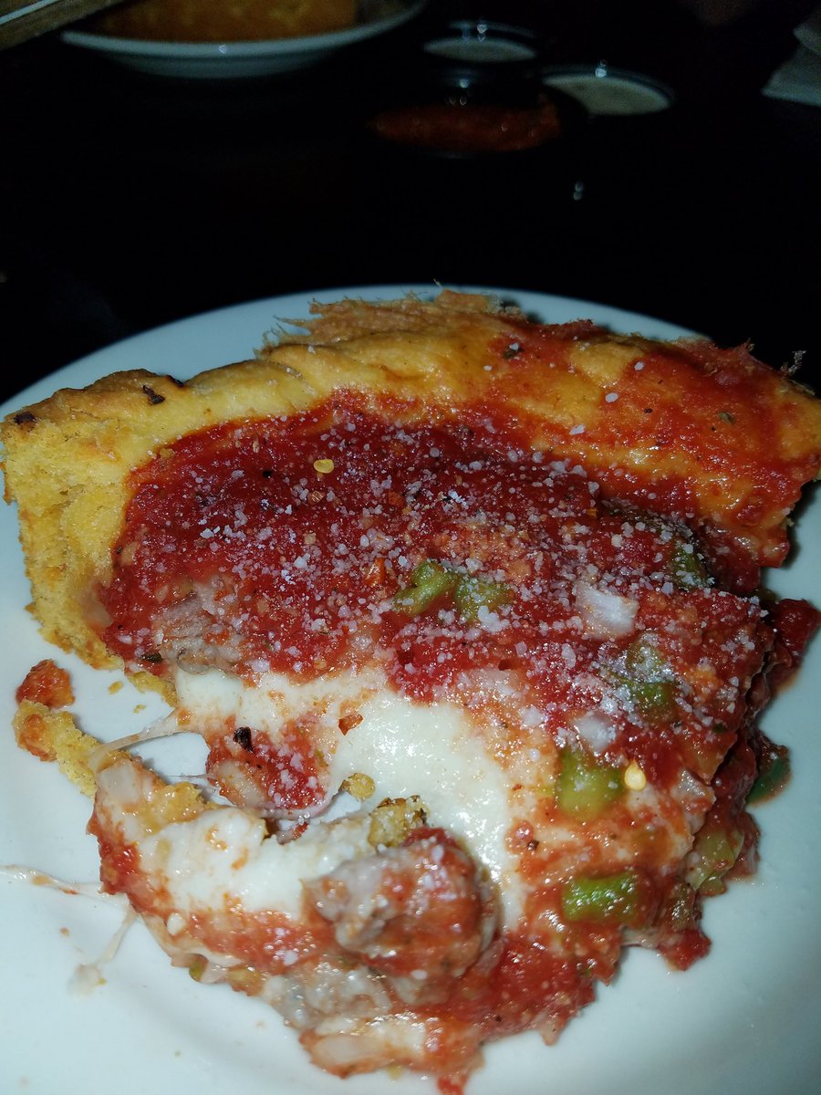 scottmoore730's tweet photo. #Chitown  @GinosEastPizzas 🤤🍕 https://t.co/WxCJQUdHus