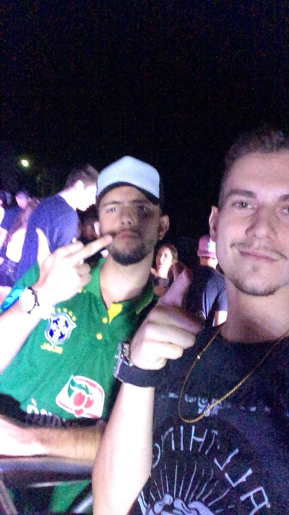 olivatinho's tweet photo. E HOJE VAI TER BAGACEIRA #funfarra https://t.co/CtgCAJUyZO