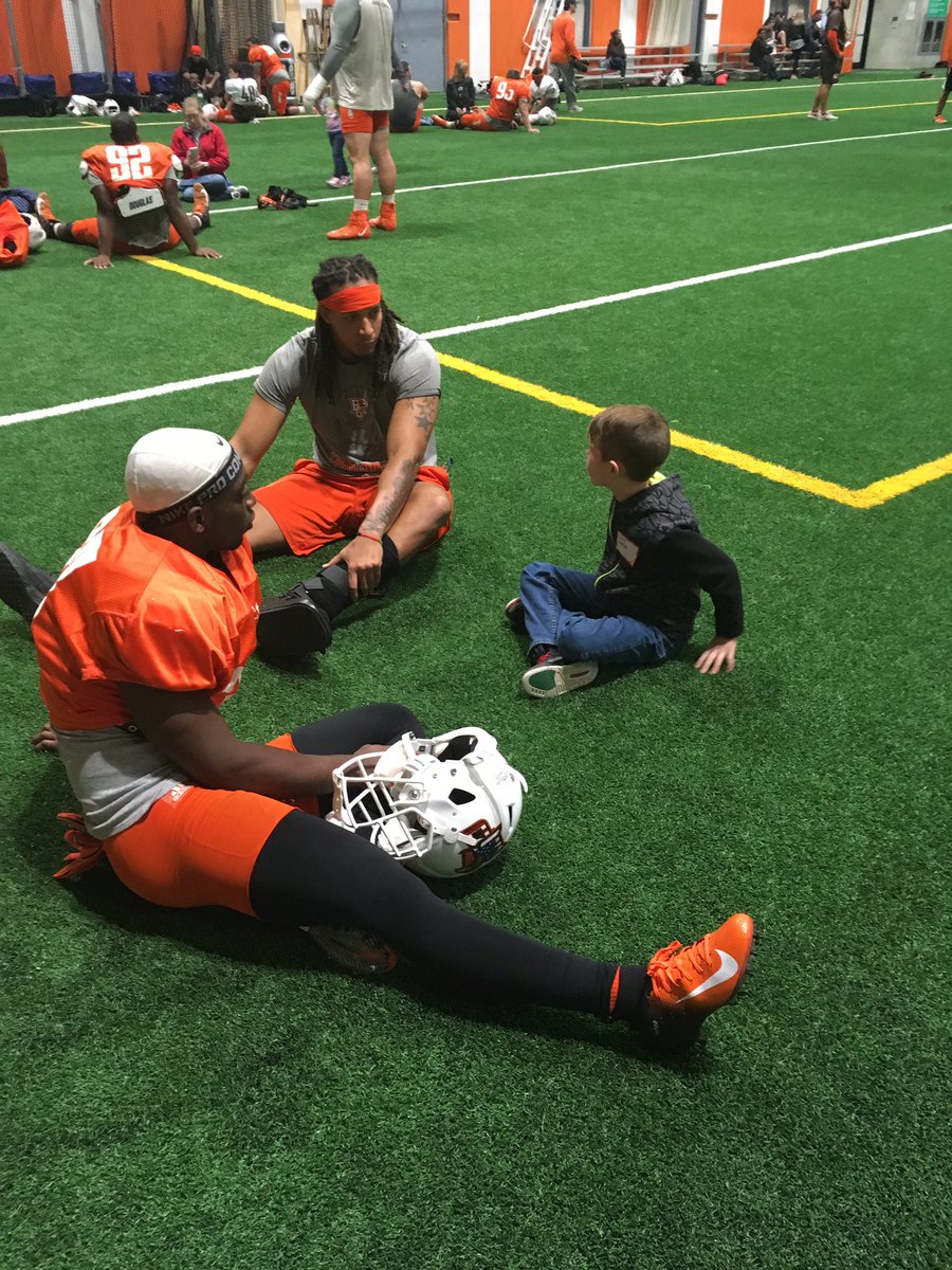 CoachCarlPelini's tweet photo. Thanks to all the local kids who joined us at practice today!  The first annual Falcon Christmas was a great success. See you all in December! https://t.co/8eaIgsje2p