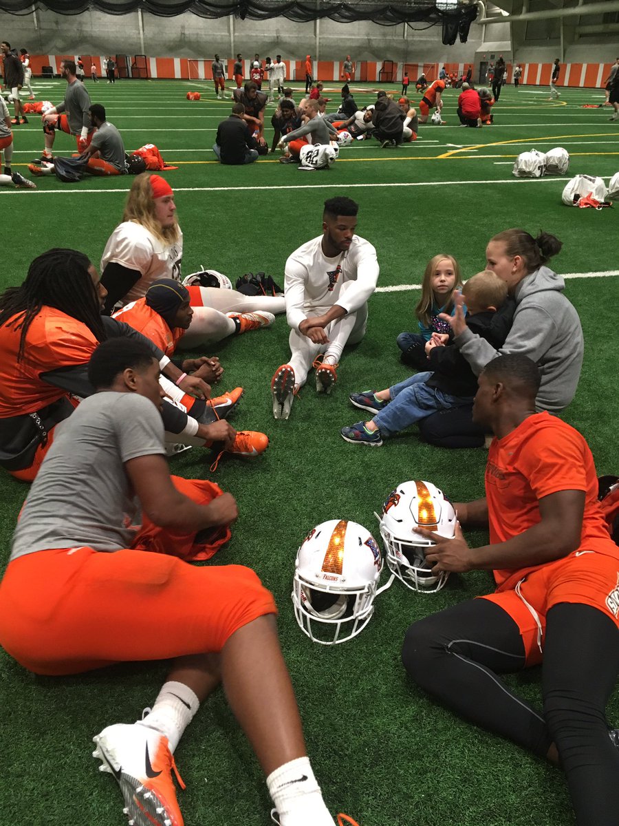 CoachCarlPelini's tweet photo. Thanks to all the local kids who joined us at practice today!  The first annual Falcon Christmas was a great success. See you all in December! https://t.co/8eaIgsje2p