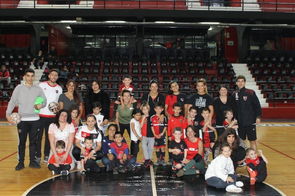 FutsalNewells's tweet photo. 📸 La #EscuelaDeFutsal realizó a principios de semana una jornada con participación de las madres en conmemoración por su día.
► Mirá todas las fotos del evento: https://t.co/lp9diyFlkq https://t.co/iTx6MgxJxq