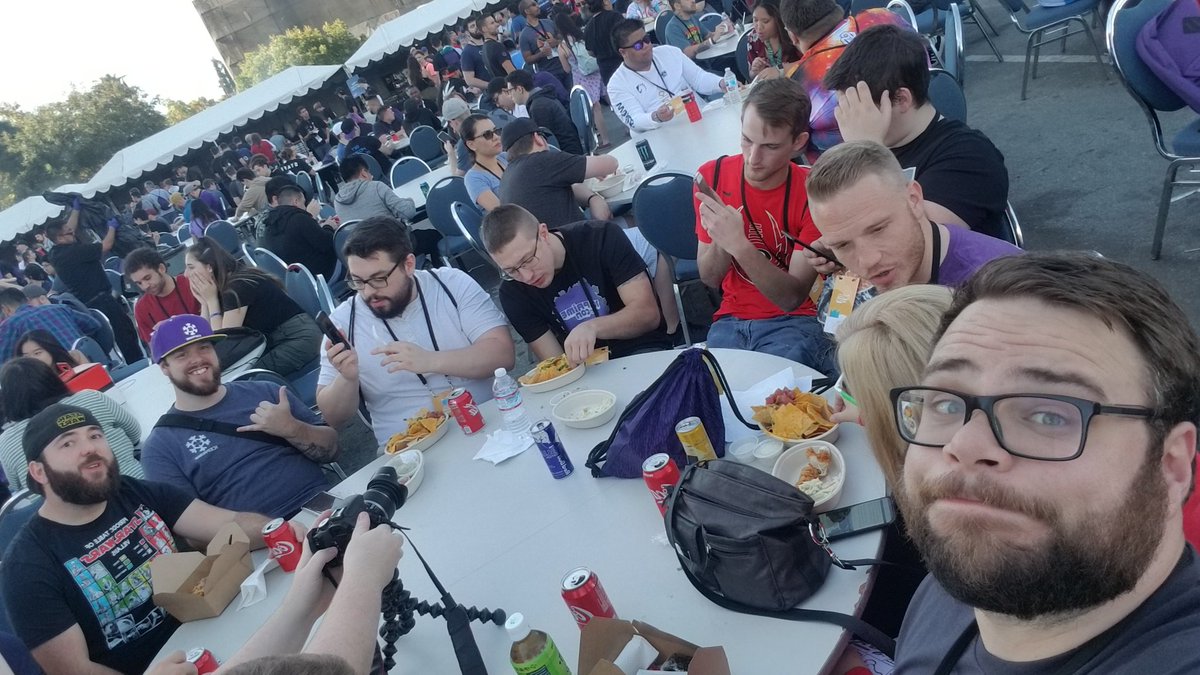 CUTWRlGHT's tweet image. When @1cePrime does #TwitchCon he literally packs in the entire #1cepack.