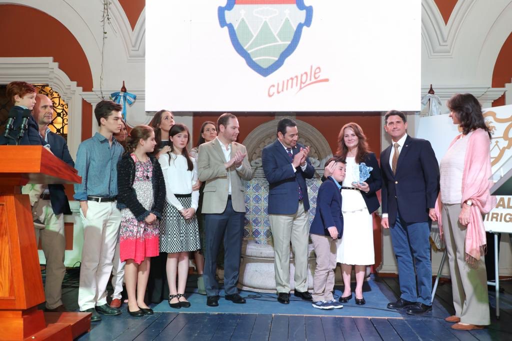 Muchas gracias al equipo de @muniguate y @AlcaldeRicardoQ por el homenaje a mi padre al ponerle al Centro Cultural Municipal su nombre. Debemos preservar juntos su legado y continuar sembrando en niños y jóvenes arte y cultura 🇬🇹 #VIDEO 🎥 ⏯ youtu.be/dTHCyeP2lsU 👈🏼