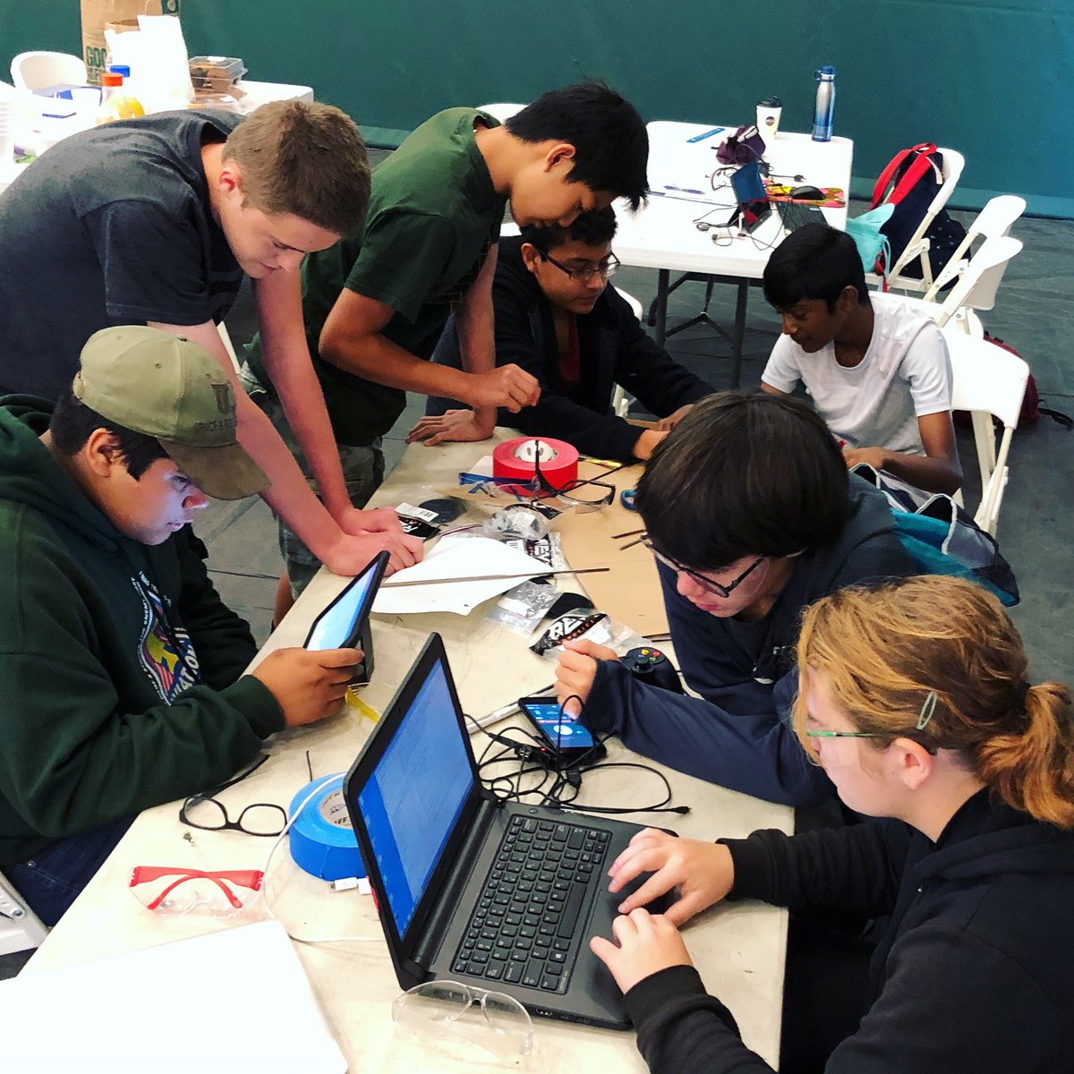Freshmen hard at work on a Saturday coding and building a robot! 👩🏼‍💻🤖