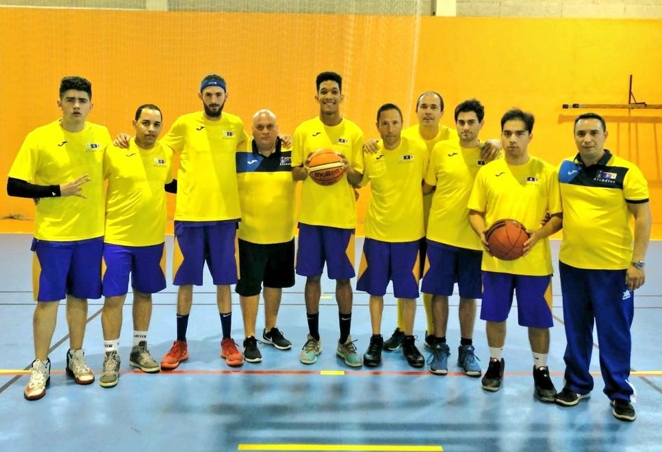afandice's tweet photo. 👊🏽🔥 Gran victoria ante #Valcude 38-17 para arrancar la #LigaFemaddi 2018-19 ⛹️
Enorme trabajo de equipo 🙌 #GameON #GoAFANDICE @JMD_villaverde @deportecmadrid #NosSobranLosMotivos https://t.co/bGrN05Fu1U