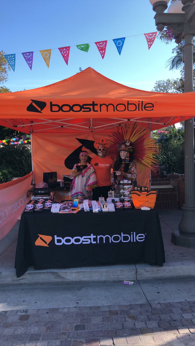 Cellular Ave ready to kill it at Día de Los Muertos festival in Los Ángeles CA! Come here about our great specials! <a href="/Jenhustle976/">Jen Villalobos</a> @noreen_vip <a href="/LM_Pigeon/">lm_Pigeon</a>