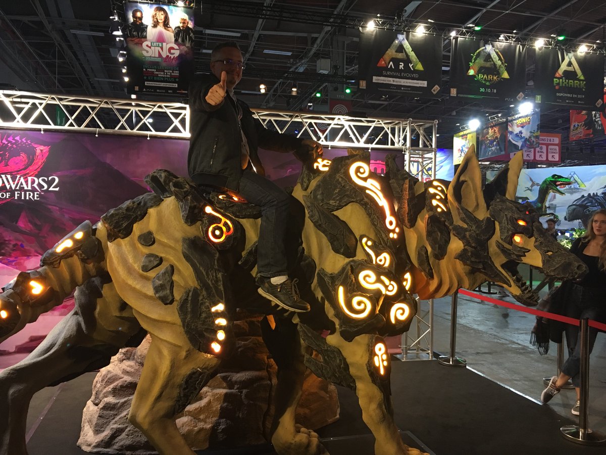GuildWars2_DE's tweet photo. Sagt unserem Schakal, was für ein guter Hund er ist: 💎 RT diesen Tweet &amp; folgt uns, um an unserem Edelstein-Gewinnspiel teilzunehmen: Zu gewinnen gibt es 2x Codes für 1200 Edelsteine. Teilnahmeschluss ist morgen, 9 Uhr. 2 Gewinner werden per Zufall ausgewählt #GW2 #PGW #PGW2018 https://t.co/taaWYPUPlD