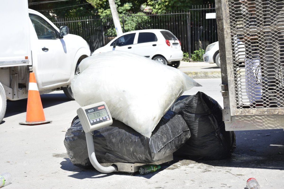 Ayto_Tulum's tweet photo. Nos estamos convirtiendo en el lugar que todos merecemos. Como parte del programa #Reciclatón, la Dirección de Ecología realizó recolección de productos reutilizables, esta actividad la llevaremos a cabo el último viernes de cada mes. Unamos esfuerzos para tener un #TulumMágico. https://t.co/jxluv9EcEh