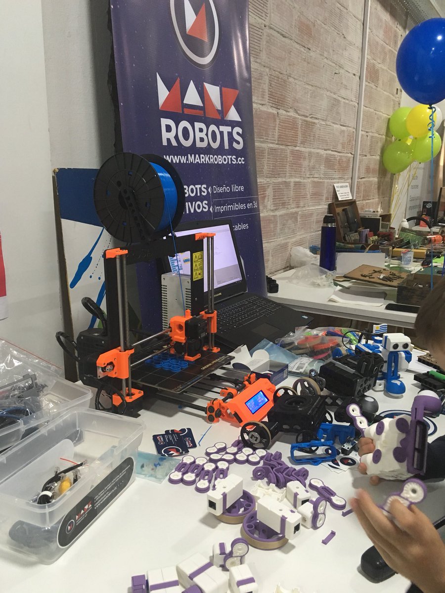 PatriciaBAg's tweet photo. Recorriendo el espacio maker de la #MiniMakerFair creatividad, reciclado, reutilización y robots. Hasta las 18!!! https://t.co/1wUA3ShuAi