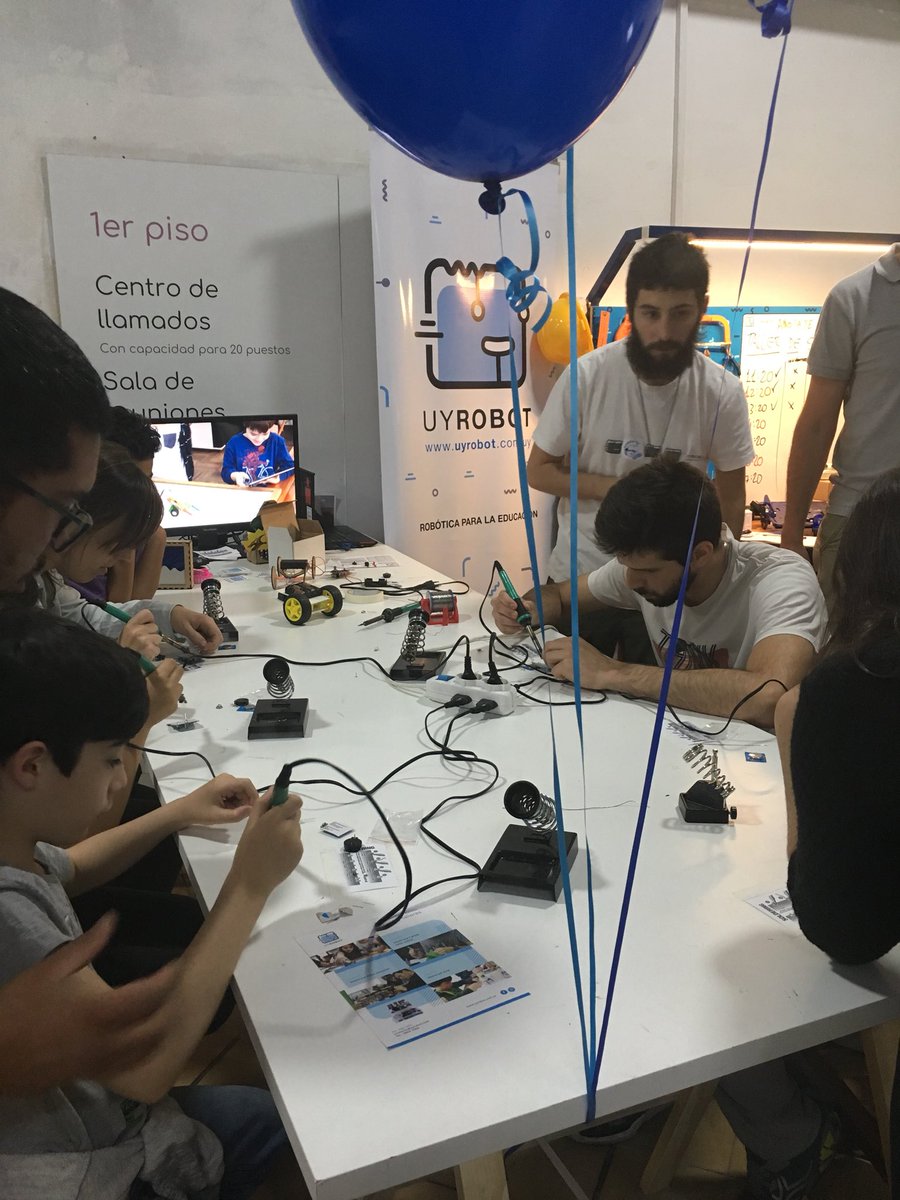 PatriciaBAg's tweet photo. Recorriendo el espacio maker de la #MiniMakerFair creatividad, reciclado, reutilización y robots. Hasta las 18!!! https://t.co/1wUA3ShuAi