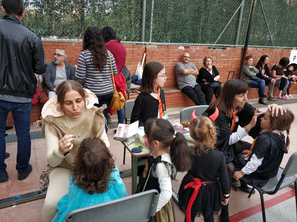 AfaCatalonia's tweet photo. Fantàstica festa de Halloween ahir a la tarda. Tallers, tast de #batucata , berenar, pintacares i túnel del terror! Gràcies a tots per venir!!! https://t.co/BNQRrMLuB0
