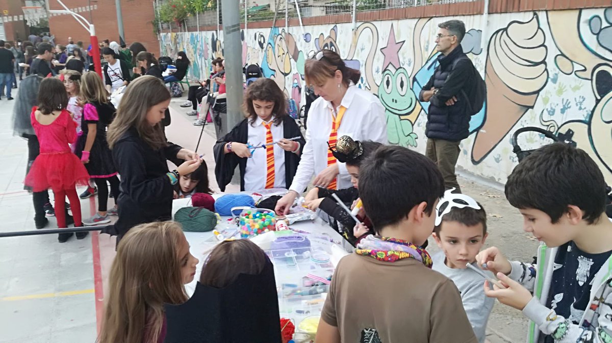 AfaCatalonia's tweet photo. Fantàstica festa de Halloween ahir a la tarda. Tallers, tast de #batucata , berenar, pintacares i túnel del terror! Gràcies a tots per venir!!! https://t.co/BNQRrMLuB0
