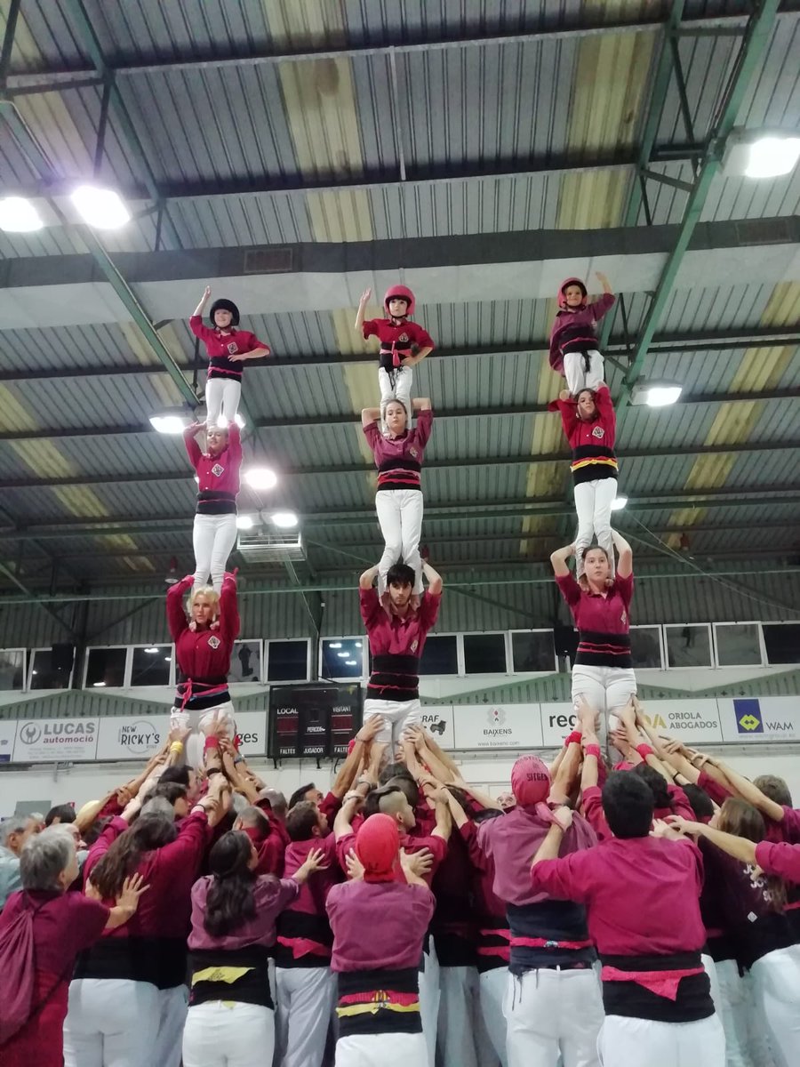jovedesitges's tweet photo. I els darrers pilars a "plaça": 2 pilars de 5 i tot seguit, 3 pde4!
Fins l'any vinent!

#castellers
#25AnysColorVi
#Sitges https://t.co/fULI1ikHcO