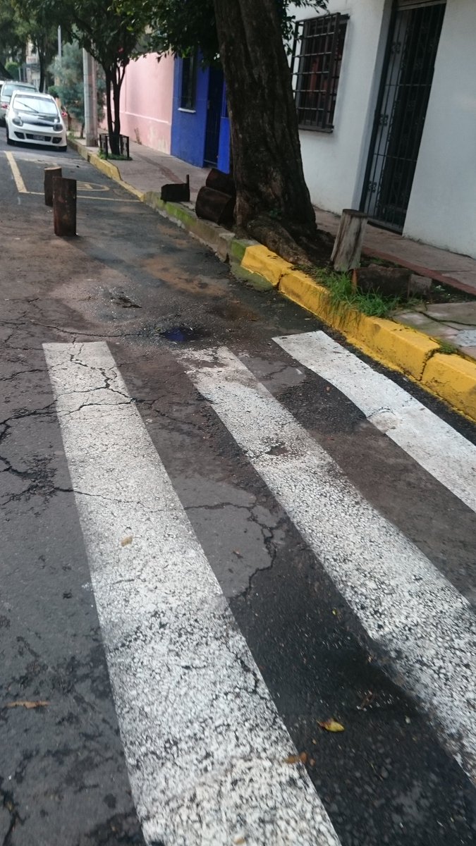 ferral_checo's tweet photo. Que se tiene q hacer con los q "apartan" lugares en la vía pública, como el de esta casa en mar caspio 19, esquina mar de banda, en colonia popotla @UCS_CDMX @SSP_CDMX https://t.co/Jqg5LmgrZm