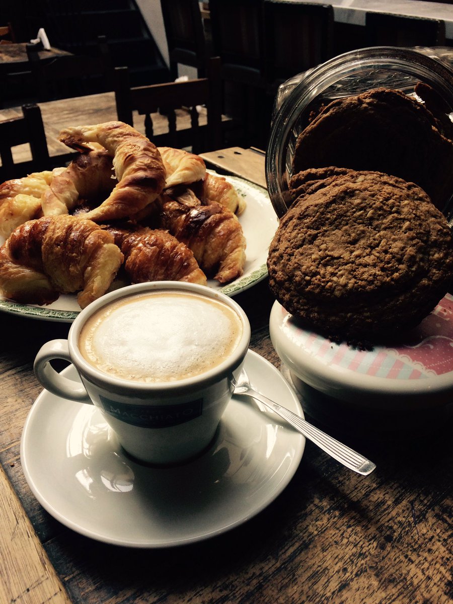 BarEterno's tweet photo. Hasta las 20hs estamos para que vengas a pasar un buen rato en @BarEterno @eternacadencia Café, ricos dulces, licuados, Cerveza fría, aperitivos, sándwiches, terraza, libros‼️Que estás esperando? Nos vemos en un rato!! https://t.co/RBARkwtYWe