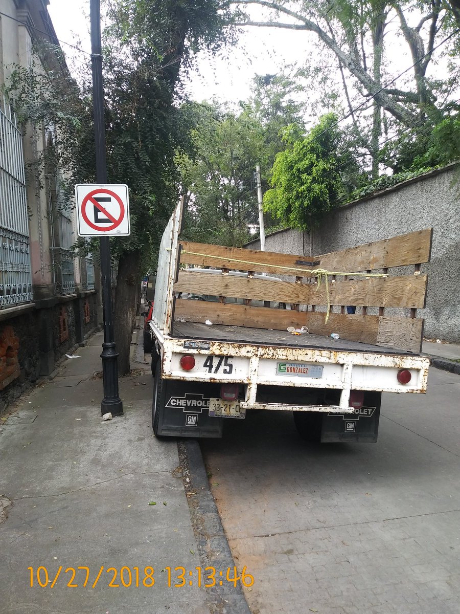 PCTlalpan's tweet photo. @patiaceves @TlalpanAl @SSP_CDMX  @UCS_CDMX que título se merece estás imágenes, yo propongo "La ley me hace los mandados total soy autoridad" implacable su ejemplo @patiaceves pero que tal para seguir en campaña está puestisima https://t.co/t7h6MAFB4Z