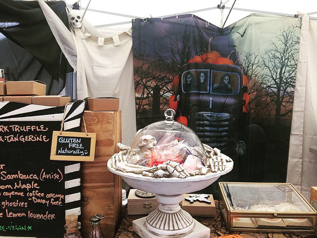 TrevaniTruffles's tweet photo. 🎃☠️👻
Things are getting spooky here at Trevani. Treats and tricks available today at UDistrict 9-2 &amp; tomorrow Capital Hill 11-3 🖤
#halloween #witchinghour #chocolate #shoplocal #supportlocalbusiness #farmersmarket #ohsospooky https://t.co/bzNDgO6lUK