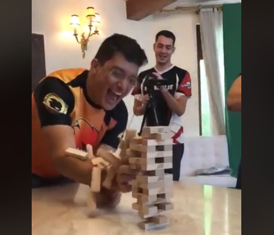 fgcwatcher's tweet photo. #CBSFV 002 - #buiupelado
Atuando pela @aagamesproteam , o narrador e pro player de Jenga, Victor Buiu garante a primeira derrota do dia nas finais nacionais no CBSFV. https://t.co/2Wl1EeI1ol