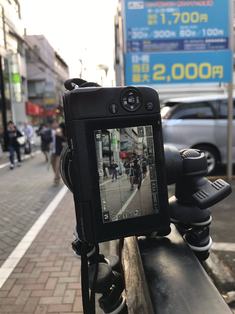 #เที่ยวคนเดียว ทางเราก็จะได้รูปประมานนี้ 

อุปกรณ์น้อยหอยสังข์

1. กล้องที่มี wifi สามารถ ใช้ มือถือกดชัตเตอร์ได้
2. ขาตั้งกล้อง (ต้นใช้แบบหนวดปลาหมึกครับ พกง่าย)
3. ความกล้า อย่าเขิลอายนะจ๊ะพี่จ้า

*เลือกเมืองที่มีความปลอดภัยต่อทรัพย์สินเด้อ
#toalltheboys