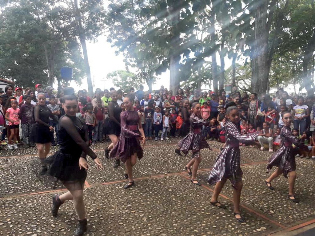 PDVSALaEstancia's tweet photo. Danzas Paradanzar presentes en la Hacienda Sarrapial, sede de la @EstanciaMTU ¡Sano esparcimiento para toda la familia monaguense! 

#PuebloEnDefensaDeLaPatria https://t.co/zpvRNDUDQb