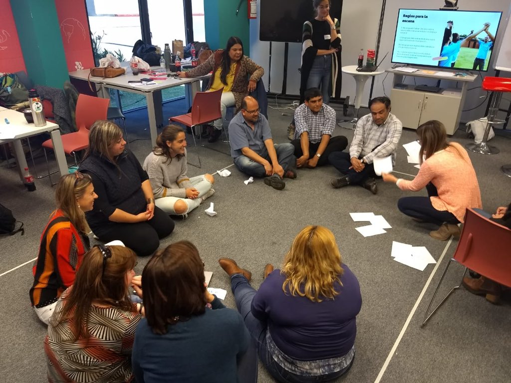 TEC_LA_'s tweet photo. ¿Cómo podemos enseñar #PensamientoComputacional en las aulas?
En la primera edición de #TECLA, docentes de Uruguay practican distintas dinámicas para trabajar esta habilidad con l@s estudiantes. https://t.co/QNIsL3JBU0
